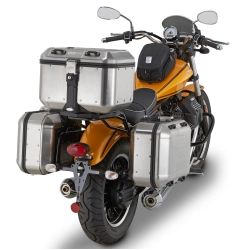 Aluminiowe kufry zamontowane na motocyklu klasycznym